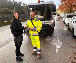 Dimentica il portafoglio sul tettuccio dell'auto perdendolo per strada: glielo riconsegna un operatore ecologico
