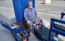 &ldquo;Una sedia, una spazzola, una citt&agrave; intera&rdquo;: perch&eacute; Caltanissetta chiede una statua per lo sciusci&agrave; Peppino Romano