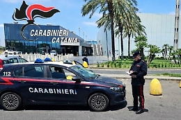 Auto a noleggio con contratto scaduto, 46enne di Catania sorpreso a fare shopping a Belpasso