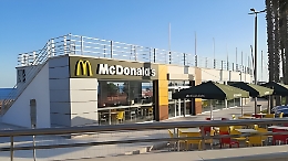 McDonald&rsquo;s &ldquo;sbarca&rdquo; davvero in riva al mare: a Marina di Ragusa apre il fast food pi&ugrave; marino d&rsquo;Italia