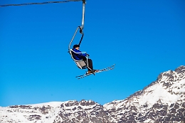 Vento solleva la rete, lo scarpone resta agganciato: 32enne precipita dalla seggiovia Tremol 1 a Piancavallo