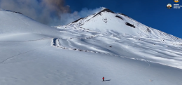 Etna, la guida alpina che scia tra neve e lava: lo spettacolare video ripreso in mezzo mondo