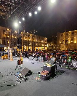 Il Capodanno di Catania bagnato dalla pioggia tra musica in piazza e fuochi d'artificio