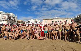 Marina di Ragusa apre l'anno con un partecipato tuffo a mare