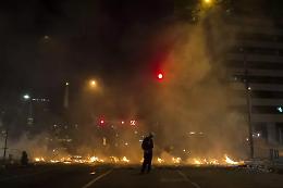 Caracas sotto choc: almeno sette forti deflagrazioni e aerei a bassa quota, Maduro accusa gli Stati Uniti