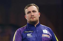 Chi &egrave; Luke Littler, l&rsquo;adolescente che guadagna milioni a freccette: dal bis mondiale alla corsa degli sponsor