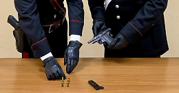 Arrestato a Gela dopo minacce di morte alla moglie e le foto con la pistola: 46enne trasferito in carcere