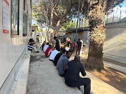 Cinquantatr&eacute; migranti bloccati dai carabinieri lungo la strada di Ponente a Lampedusa: la barca non &egrave; stata trovata