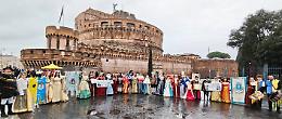 Il gruppo storico Abatellis Branciforti incanta Roma all'Epifania: sfilata da Castel Sant'Angelo a Piazza San Pietro e benedizione di Papa Leone XIV