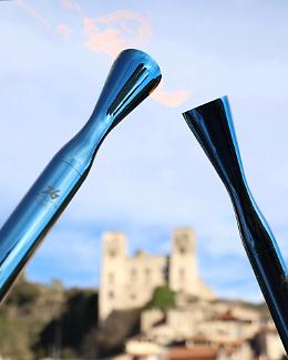 Fiaccola Milano-Cortina, &egrave; polemica per la scelta dei tedofori: nel mirino influencer, amici degli sponsor e &laquo;l'uomo gatto&raquo;