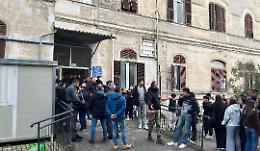 La Spezia sotto shock per l'accoltellamento in classe: chi &egrave; il ragazzo fermato, si indaga sul movente   