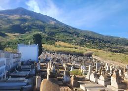 A Stromboli non si pu&ograve; morire: il caro estinto va in trasferta. Finiti i loculi, non si sa dove costruire quelli nuovi