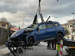 Volo di 10 metri e schianto per un'auto con cinque giovani a bordo: tutti feriti di cui uno gravemente