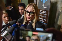 Stalking di gruppo, la svolta sul caso Bruzzone: atti a Roma e un intreccio che parte da lontano