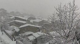 Neve di primavera in Sicilia: dalle Madonie ai Nebrodi tetti e strade imbiancati come neanche a Natale