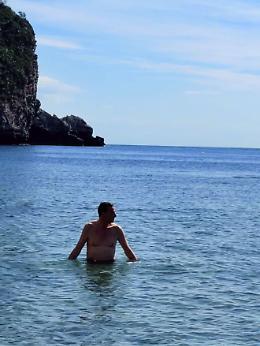 Primo bagno al mare in Sicilia per Carlo Calenda: un giorno di relax lontano dalla politica