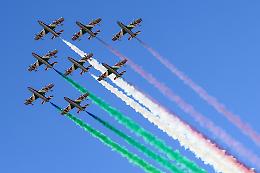 Acrobazie aeree a Noto: Frecce Tricolori volano sopra Lido e centro storico