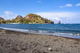 Vulcano: riaprono i "fanghi", ma &egrave; allarme per l'erosione costiera