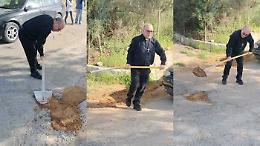 Troppe buche, la strada &egrave; impraticabile e il parroco di Santa Rita la sistema da s&eacute;. Ora rischia una multa