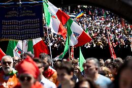 Spari con pistola ad aria compressa contro due partigiani al 25 aprile di Roma: marito e moglie colpiti al collo e alla spalla