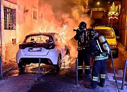 Notte di fuoco a Lentini, brucia un'automobile: i pompieri spengono il rogo in via Del Prete