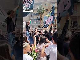 Il coro ultras nella piazza di Borgo Vecchio: &laquo;Alessia nel cuore&raquo;. L'omaggio alla bambina super-tifosa nel giorno dei funerali