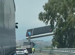 Tangenziale di Catania, un camion che trasportava una gru urta il tabellone luminoso e rimane incastrato: caos traffico 
