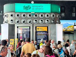 Aeroporto di Catania, prosegue l'incubo cenere dell'Etna: arrivi sospesi fino alle 12 dell'8 agosto 
