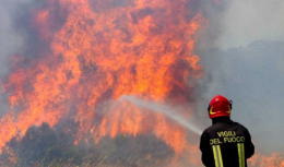 Gli incendi devastano la Sicilia, traffico bloccato sulla Palermo-Catania: ecco dove