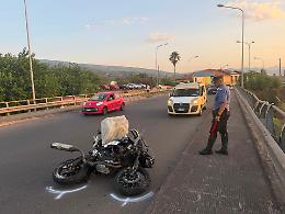 Giarre, incidente mortale nella notte:  27enne sbalzato dalla moto cade nel letto del torrente