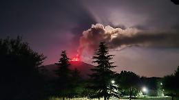 Notte di fuoco sull'Etna, ma ora la lava rallenta e il tremore crolla: verso la fine dell'eruzione?