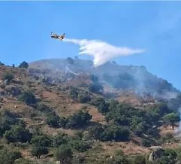 Nuovo rogo nel comprensorio dell'Alcantara: la montagna del Feo divorata dalle fiamme, intervento di protezione civile e mezzi aerei