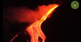 A due passi dalla nuova bocca eruttiva dell'Etna: il video della Forestale