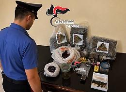 Droga nascosta nel frigorifero e nel sottoscala: nonostante i cinque chili di droga sequestrati l'indagato evita il carcere