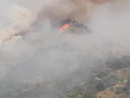 Fiamme sulle montagne di Graniti: diversi ettari ridotti in cenere, chiusa la strada Graniti‑Roccafiorita