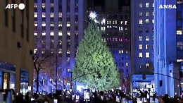 Tre, due, uno e al Rockefeller Center di New York  si accende l'albero di Natale pi&ugrave; famoso del mondo