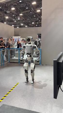 Imprevisto al CES: Atlas tenta un salto mortale, perde componenti ma si rialza