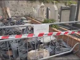 La “discarica” di bare, grave danno ambientale: indignazione fra i parenti