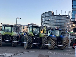 I trattori (anche siciliani) tornano a occupare Bruxelles, agricoltori in protesta contro l'accordo col Mercosur