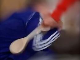 &laquo;Io sono il tuo padrone&raquo;. Due minuti e trenta secondi di percosse in diretta su TikTok. Il patrigno in carcere