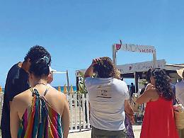 Mondello, primi due lidi aperti e tanta spiaggia libera in pi&ugrave;: si spacca il fronte dei bagnanti ma &egrave; subito sold out