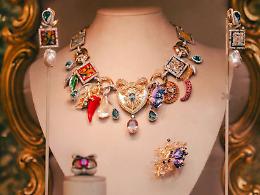 I gioielli da favola di Dolce & Gabbana: gemme, diamanti, maioliche, putti