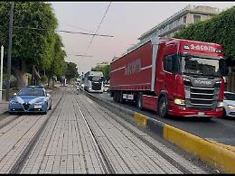 La citt&agrave; di nuovo ostaggio dei tir: traffico paralizzato e incubo esodo