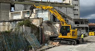 Casa del portuale: avviata la demolizione