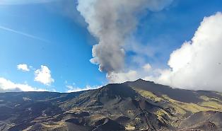 Etna in attivit&agrave;: colata in raffreddamento nella Valle del Bove, nuova bocca a Monte Rittmann e nube della Voragine fino a 6.000 metri
