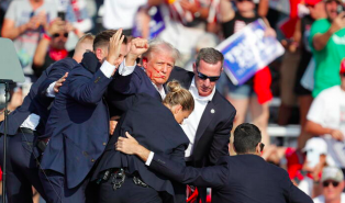 Mondo Maga in fermento: &laquo;L'attentato a Trump era una messinscena&raquo;