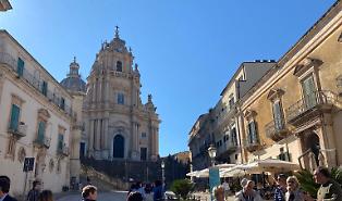Gli operatori turistici di Ragusa Ibla contro la crisi internazionale: "Paghiamo il biglietto aereo a chi viene a pernottare nelle nostre strutture"