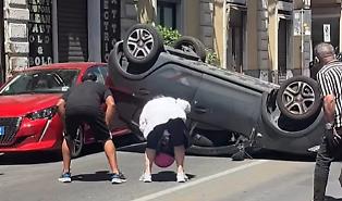 Tocca un cordolo e si ribalta, incidente in via Umberto a Catania: due feriti al Policlinico