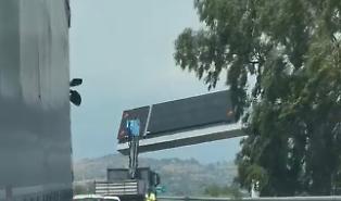 Tangenziale di Catania, un camion che trasportava una gru urta il tabellone luminoso e rimane incastrato: caos traffico