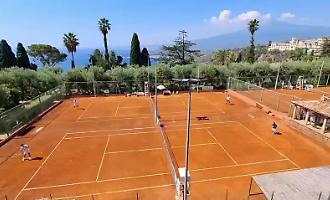 Roger Federer incanta Taormina: mattinata di tennis e lusso con Bernard Arnault. Il video